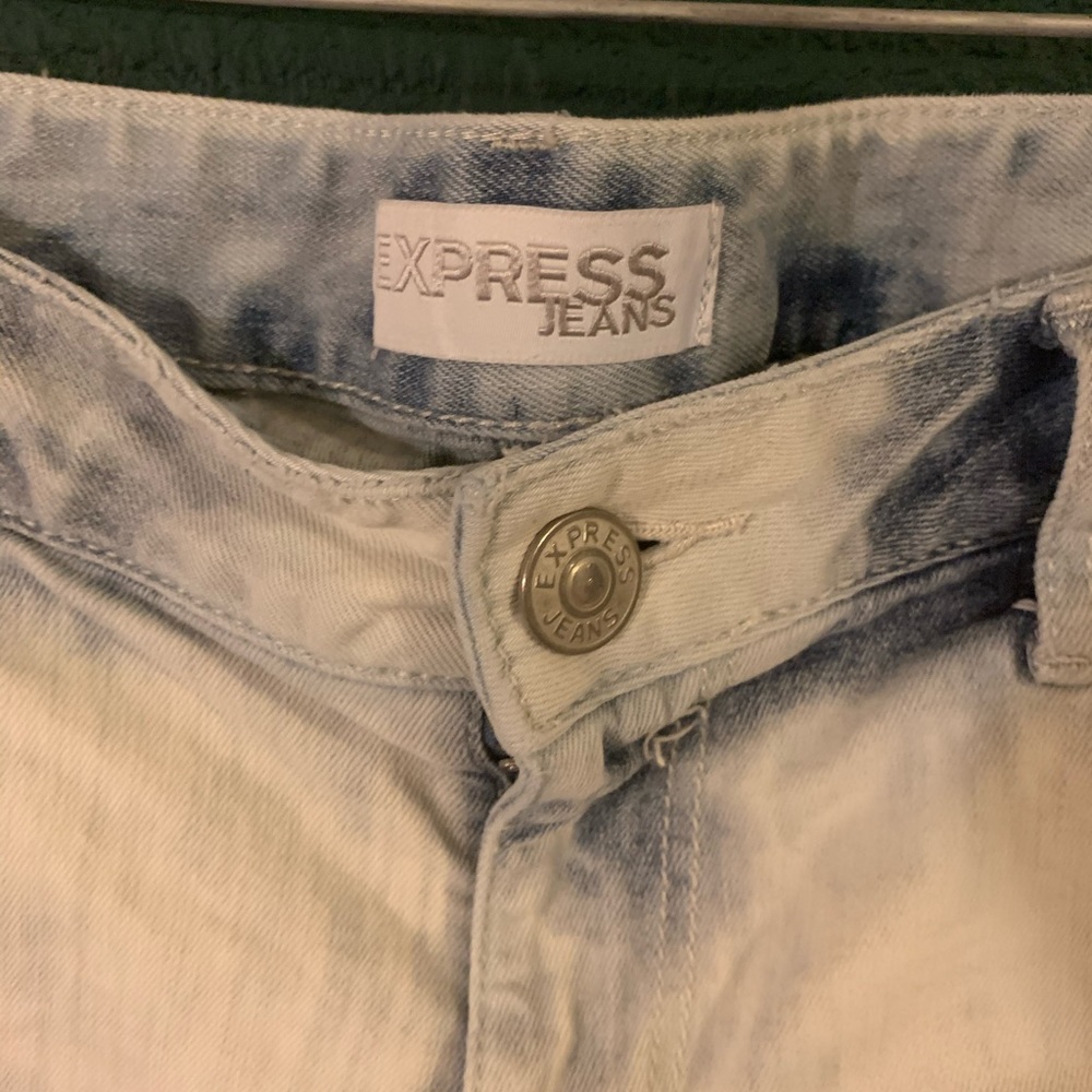 Express Shorts - Picture 2 of 13